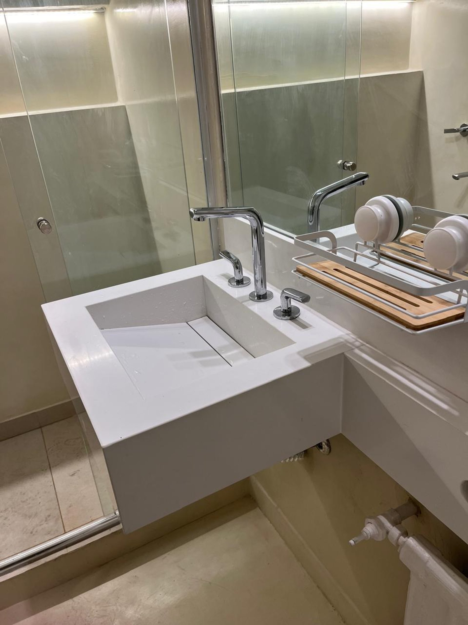 baño moderno con bacha blanca rectangular e iluminación indirecta — proyecto Alvear , por Estudio NET Arquitectura , en Marcelo Torcuato de Alvear